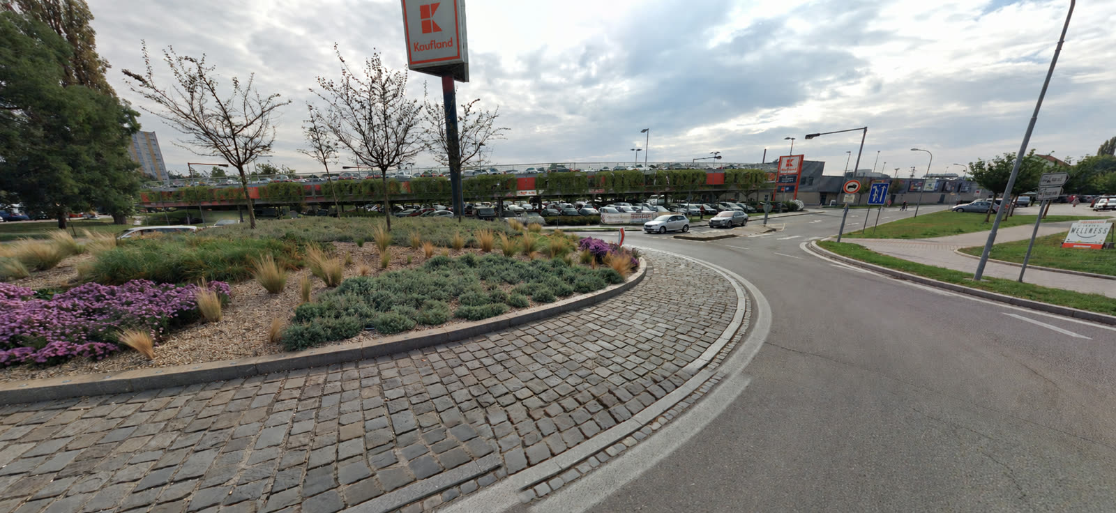 Vizualizace souvislého parkovacího patra nad parkovišti Kaufland a Billa s přemostěním silnice