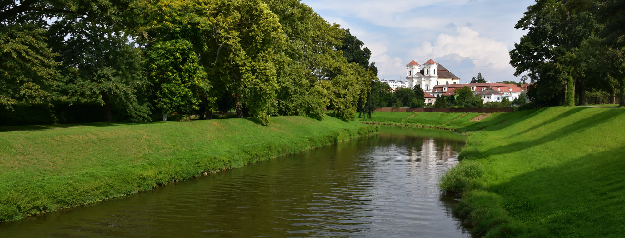 Veselí nad Moravou - pohled přes řeku Moravu na park a kostel Panny Marie
